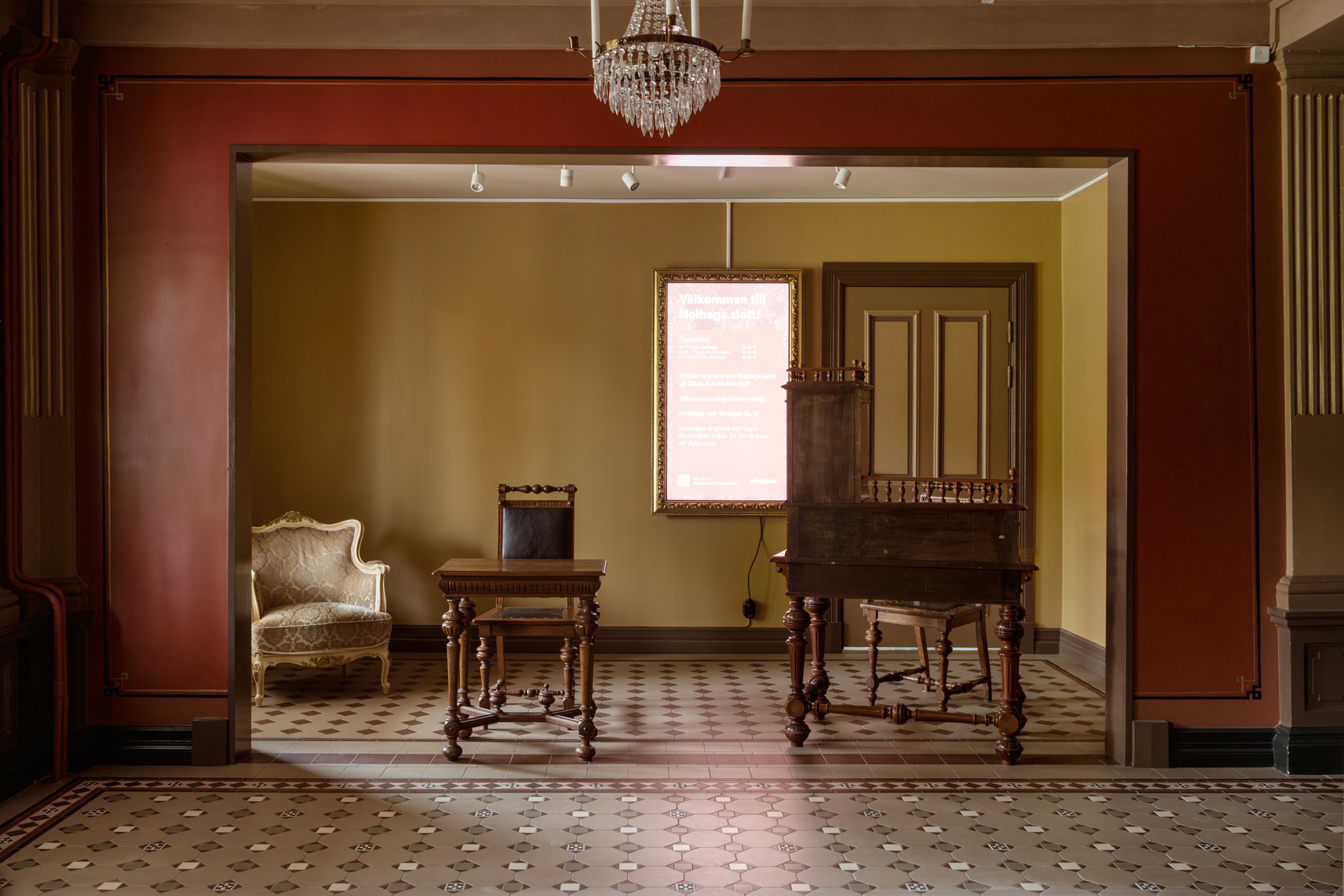Interi&oslash;r p&aring; Nolhaga Slot med gulvfliser, m&oslash;bler og krystallysekrone