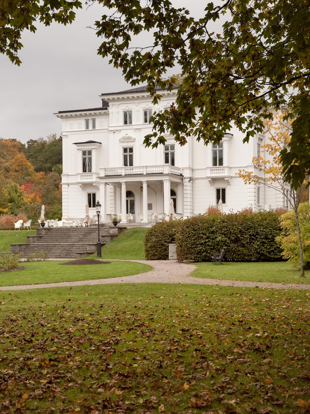 Nolhaga Slot med hvid facade og efter&aring;rsblade