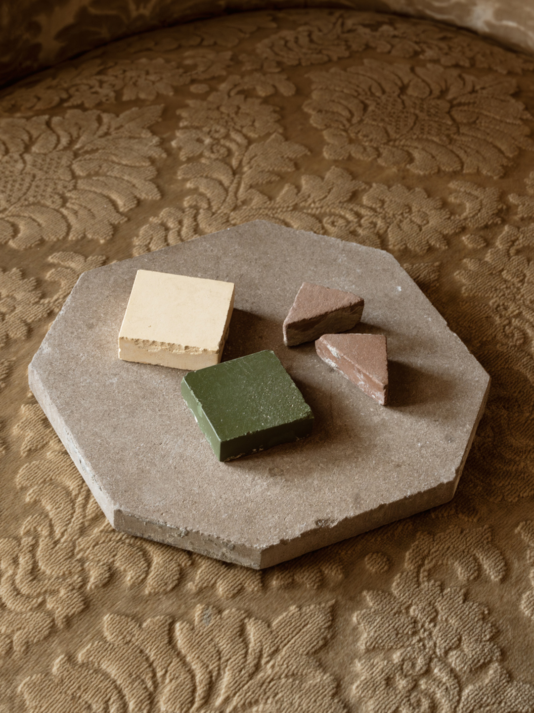 Farvepr&oslash;ver p&aring; historiske gulvfliser fra Nolhaga Slot