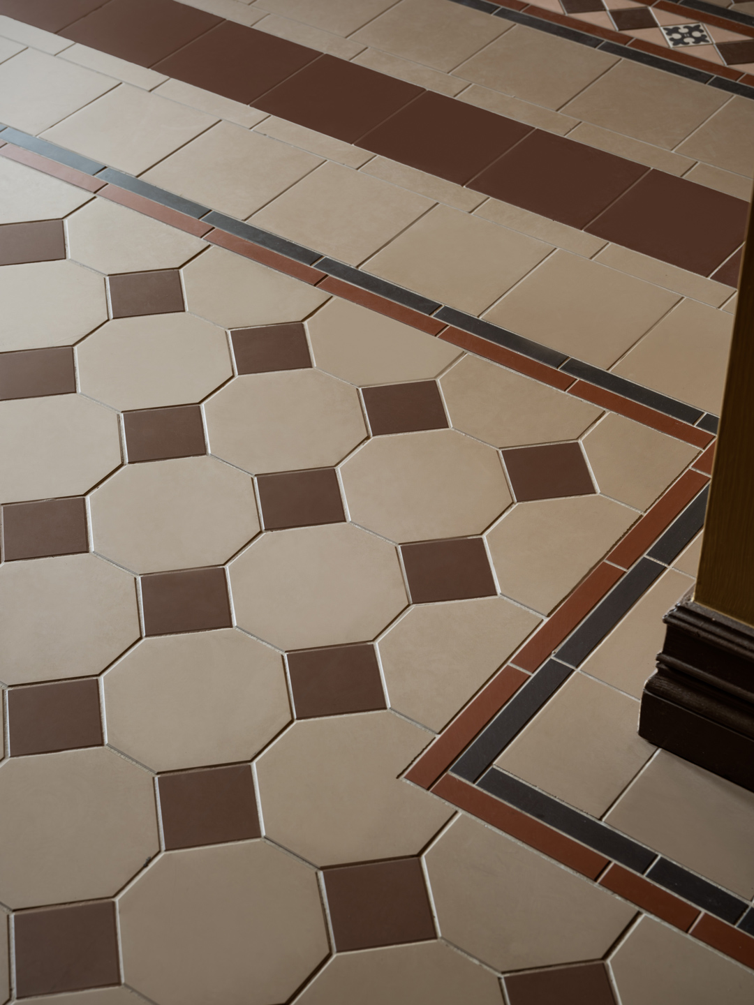 Gulvfliser i m&oslash;nster med ottekantede fliser og kontrastkant p&aring; Nolhaga Slot