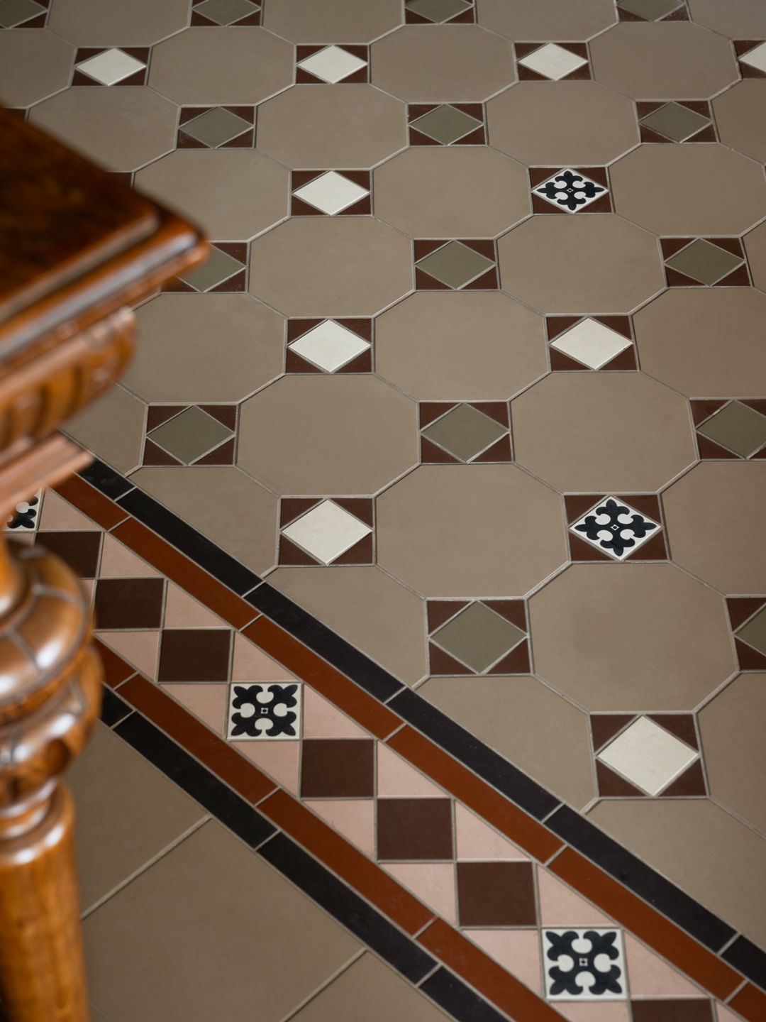 Gulvfliser p&aring; Nolhaga Slot med ottekantede m&oslash;nstre og dekorative borter