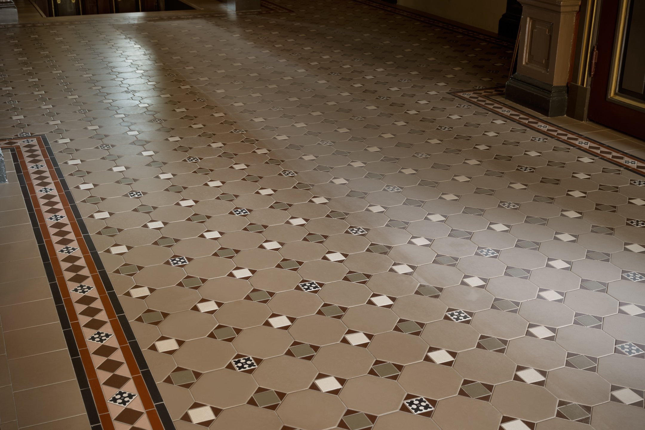 Gulvfliser i hallen p&aring; Nolhaga Slot med ottekantede m&oslash;nstre og bortdekoration