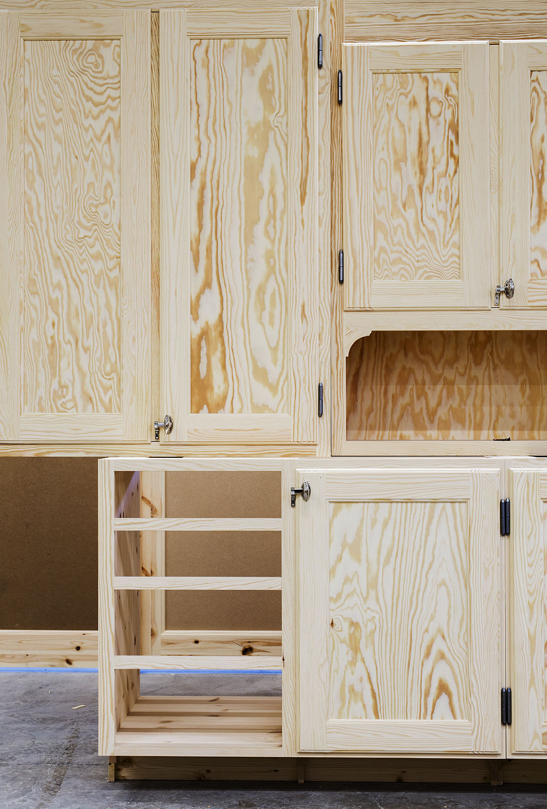 Nytillverkat, m&aring;ttbyggt k&ouml;k, om&aring;lat och omonterat.