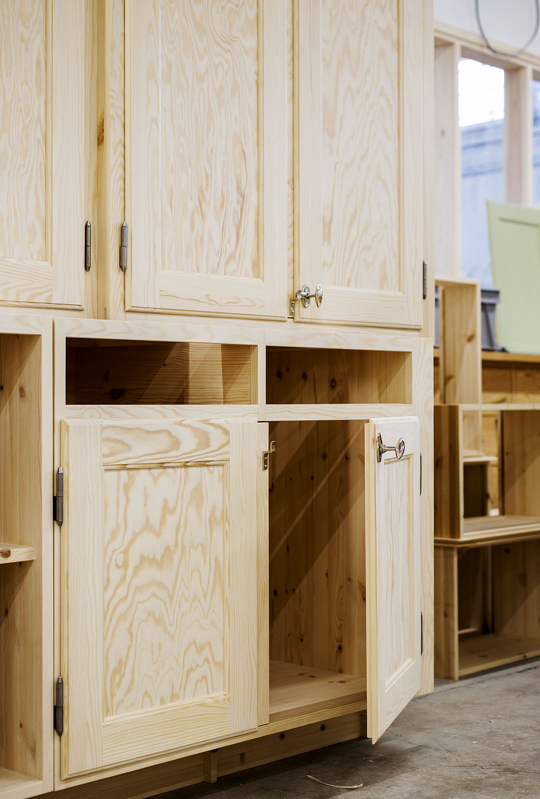 Nytillverkat, m&aring;ttbyggt k&ouml;k, om&aring;lat och omonterat.