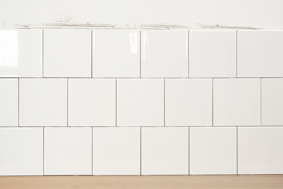 F&aelig;rdig v&aelig;g med p&aring;satte fliser inden fugning.