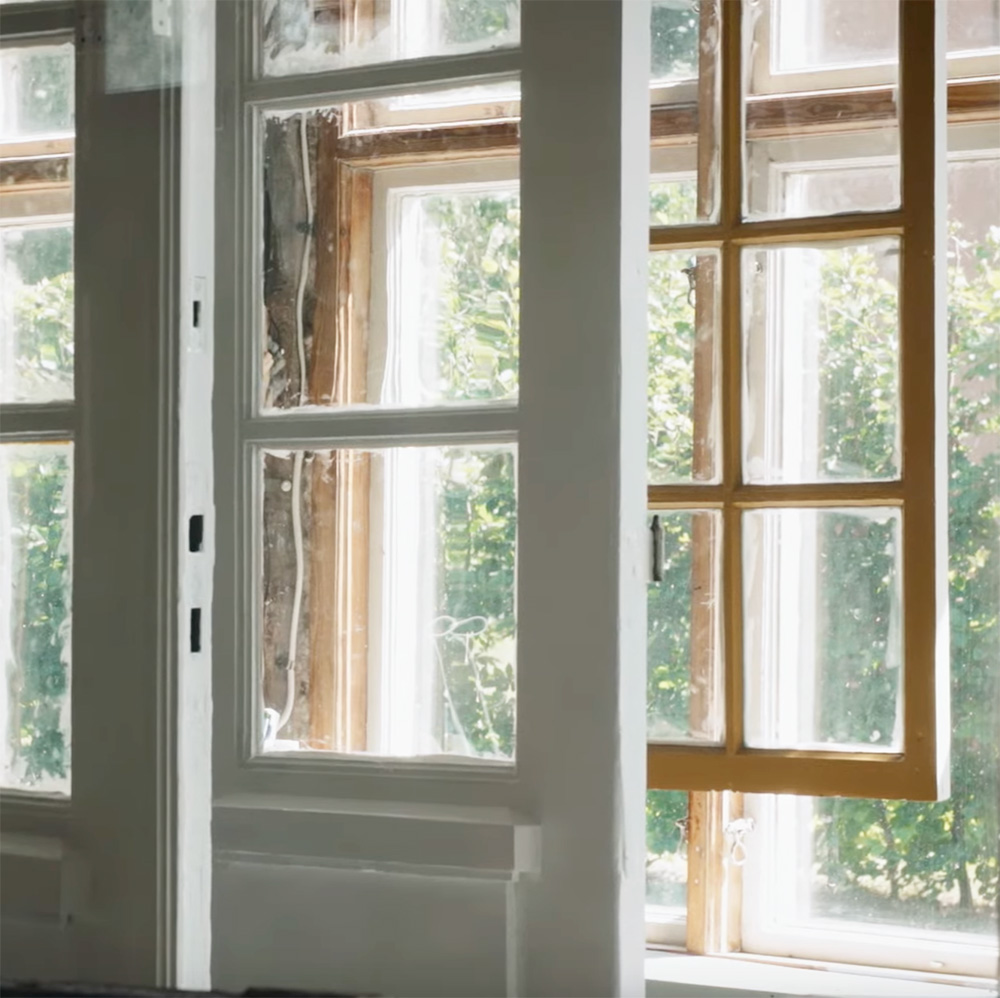 Renoverede vinduesrammer h&aelig;nger til t&oslash;rre