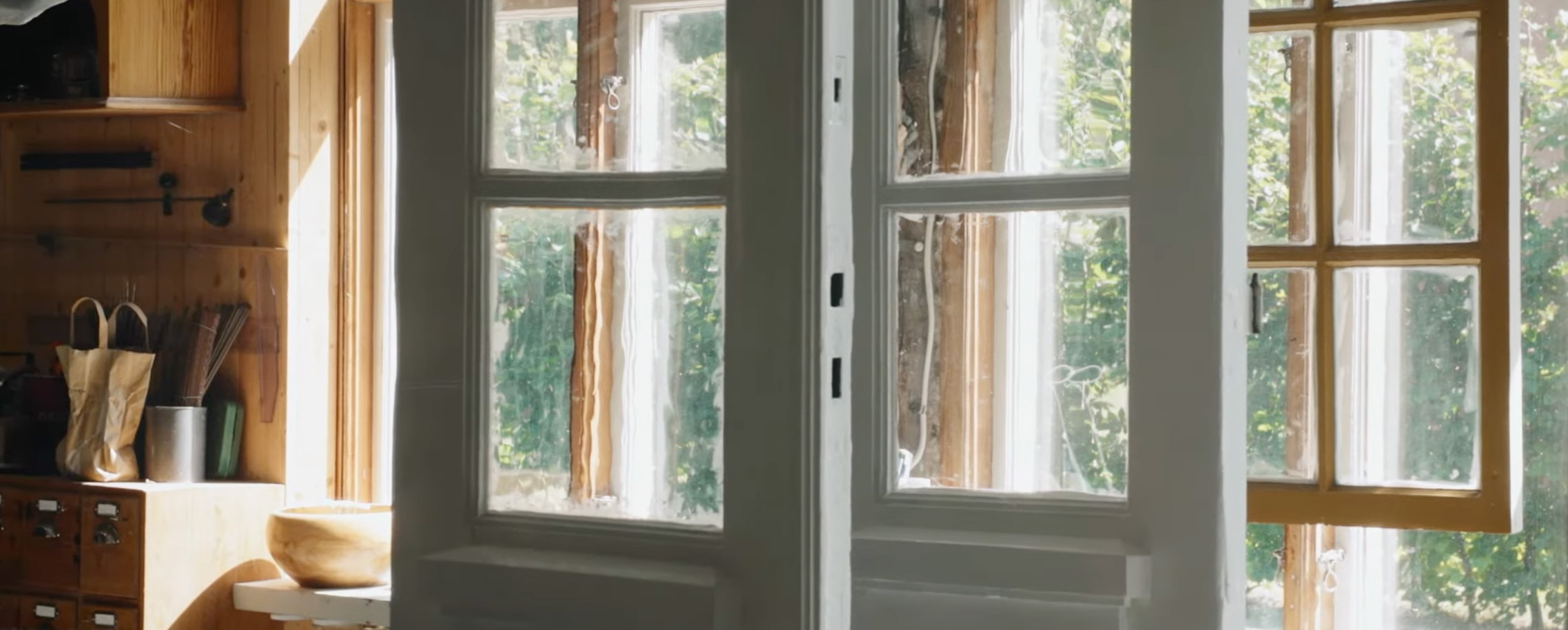 Renoverede vinduesrammer h&aelig;nger til t&oslash;rre