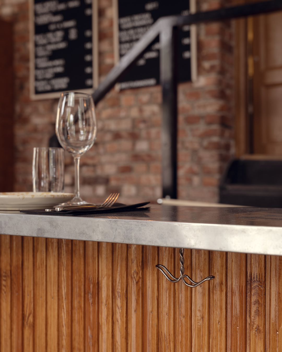 Bardisk p&aring; Restaurant Robb med monteret ankarkrog Bruksgatan fra Byggfabriken