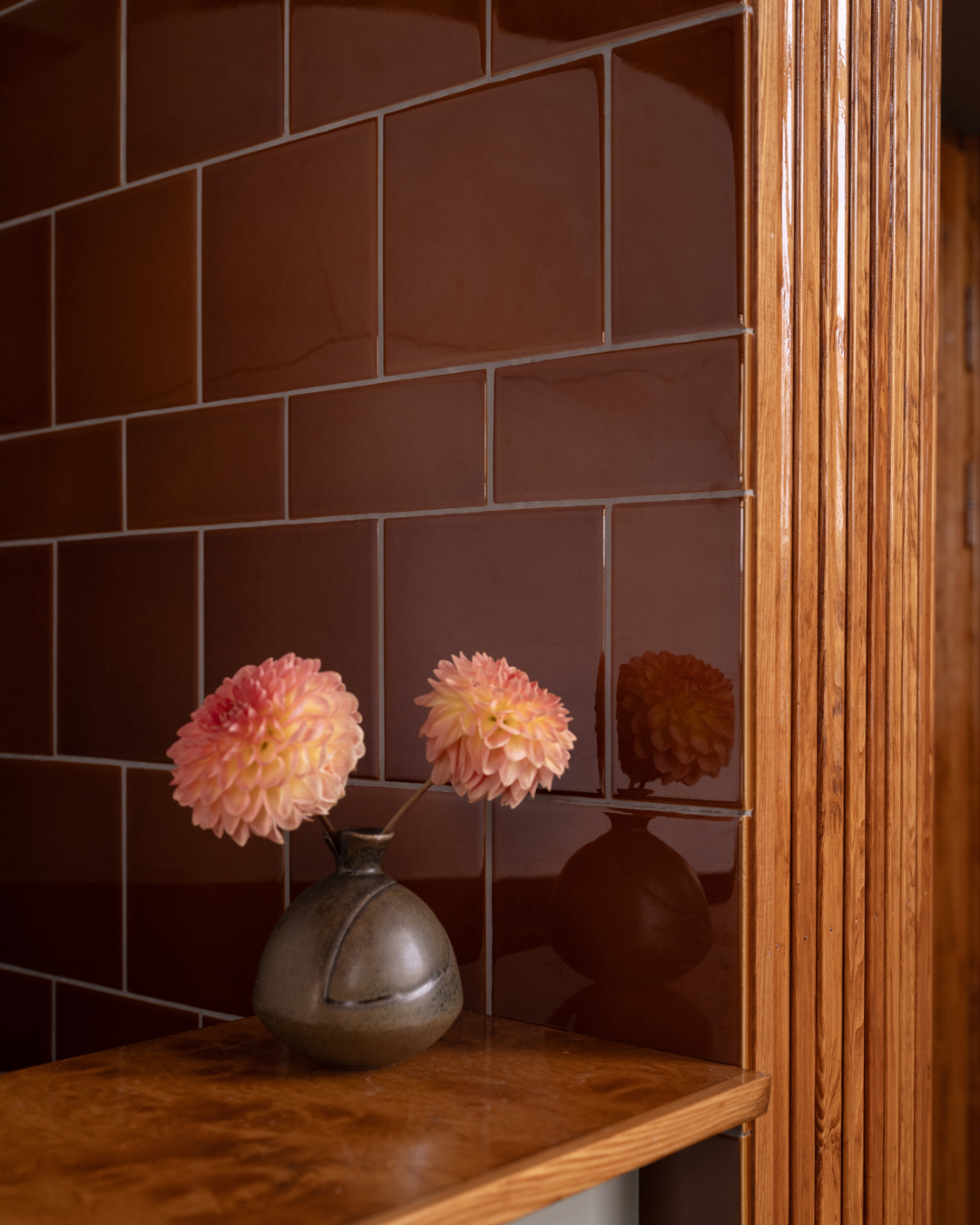 V&aelig;g med H&E Smith fliser i Victorian Brown og bardisk med vase og dahliaer