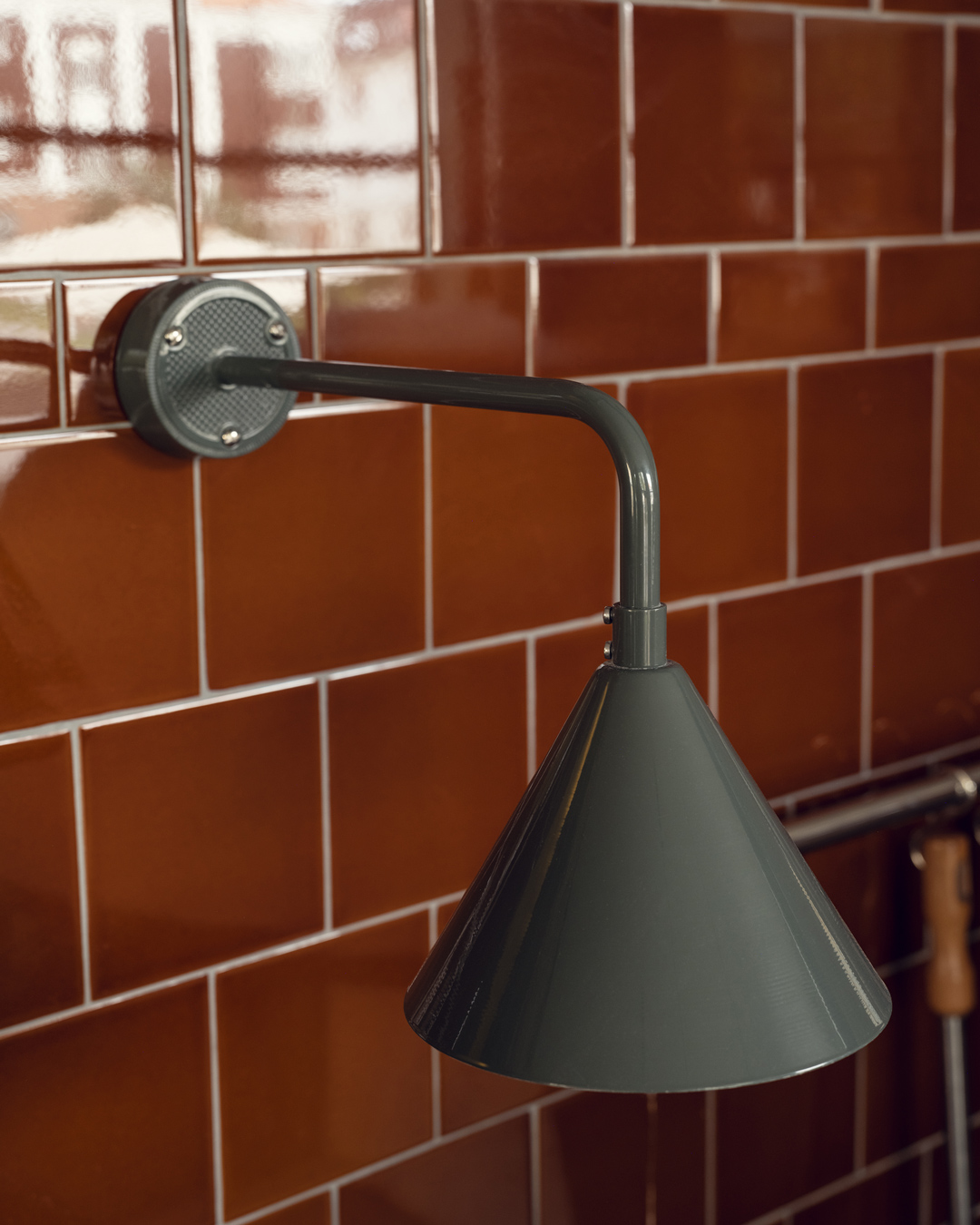 V&aelig;g med H&E Smith fliser i Victorian Brown og v&aelig;glampe Zwickau i mosgr&aring;