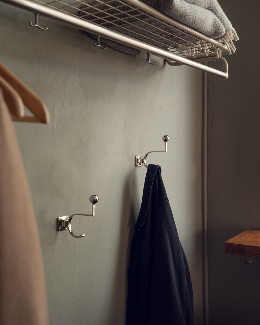 V&aelig;g malet i sandskovsgr&oslash;n fra Auro med Byggfabriken Kockumsgatan knager