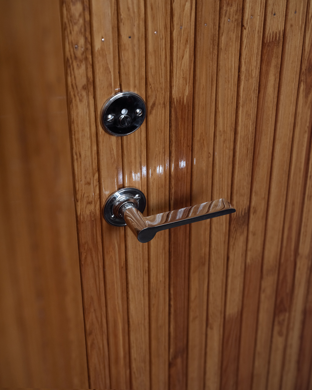 D&oslash;rgreb Lewerentz i forniklet messing fra Byggfabriken monteret p&aring; tr&aelig;d&oslash;r