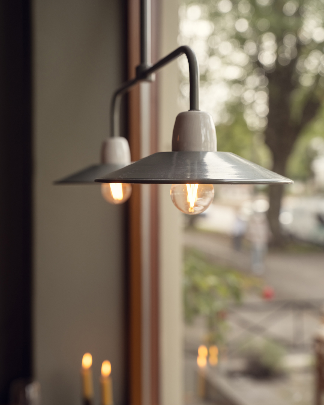 Dobbelt pendellampe Bonn i cementgr&aring;, fra Byggfabriken hos Restaurant Robb