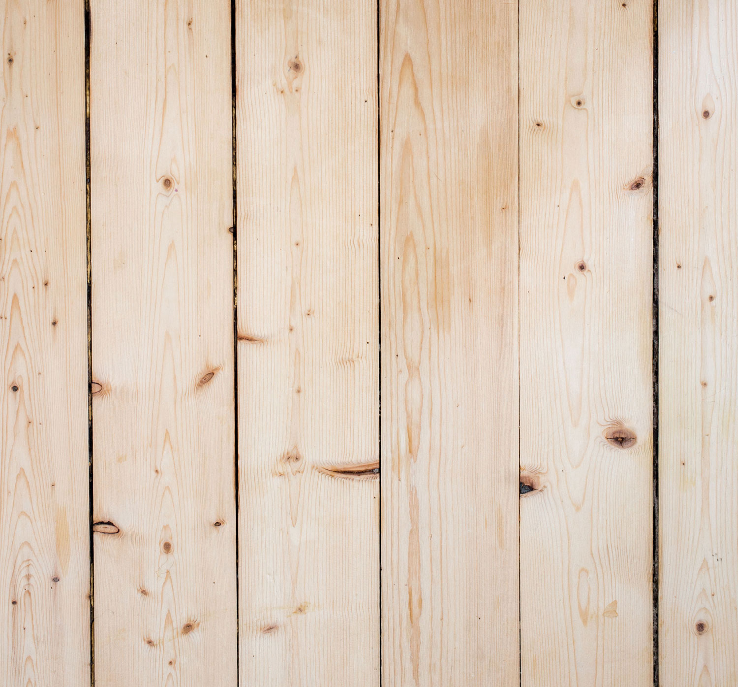 Ett nys&aring;pat br&auml;dgolv av gran.