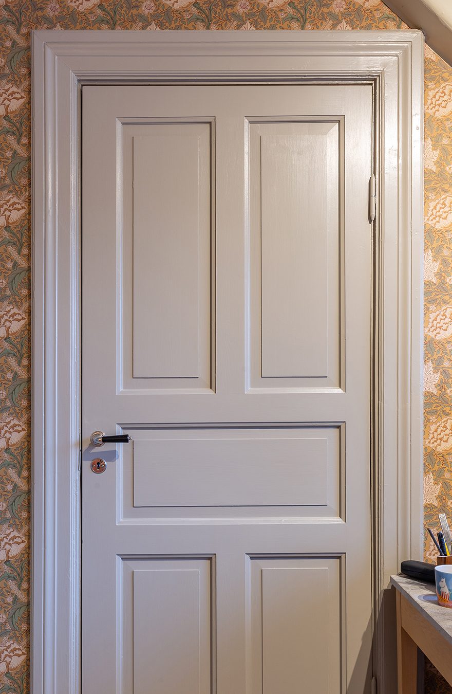 Spegeld&ouml;rr med fem speglar klassiskt placerade och m&aring;lad med linoljef&auml;rg.