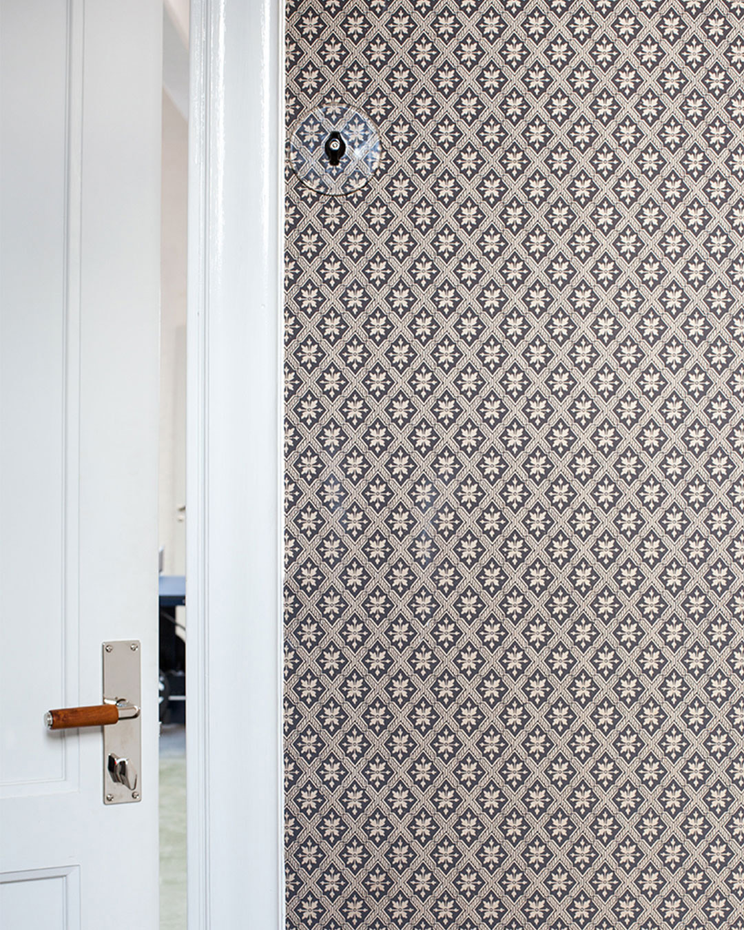 Afbryder med drejeknap i bakelit med glasring