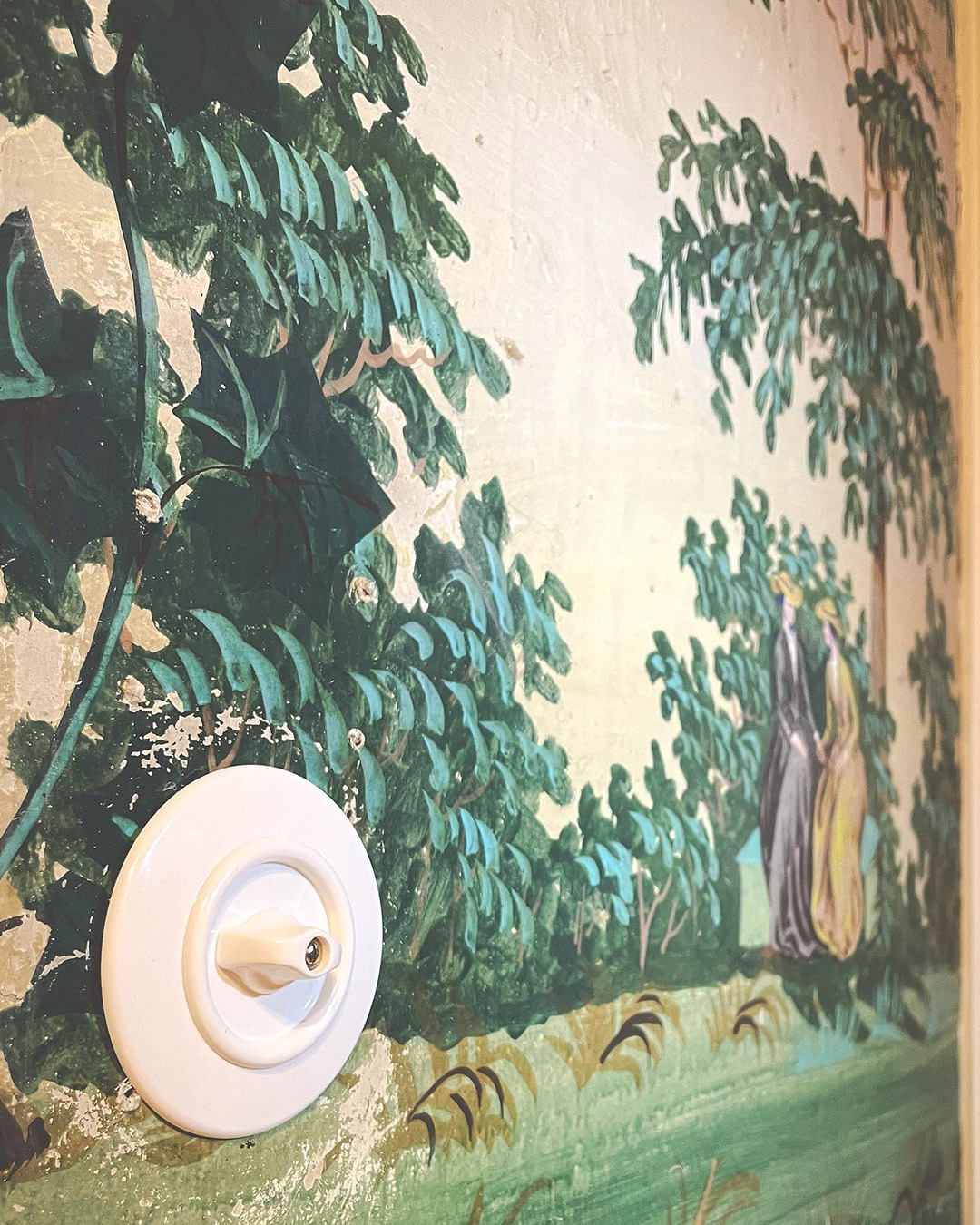 afbryder i hvid bakelit med drejeknap