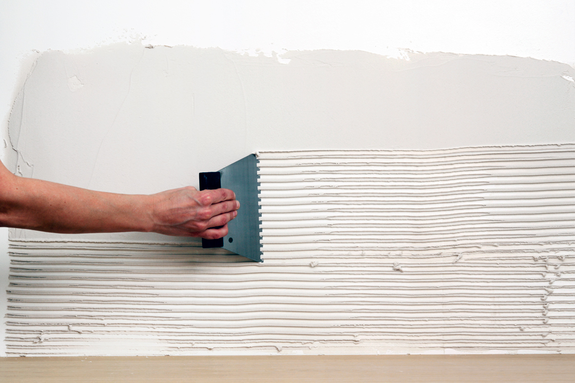 Fordeling af flisekl&aelig;b med tandspartel for j&aelig;vn overflade.