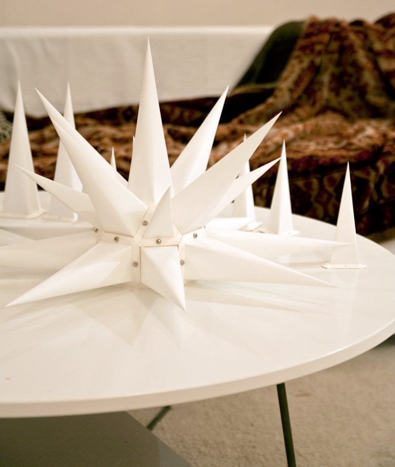 Herrnhuterstjernen bygges f&aelig;rdig med de sidste spidser.