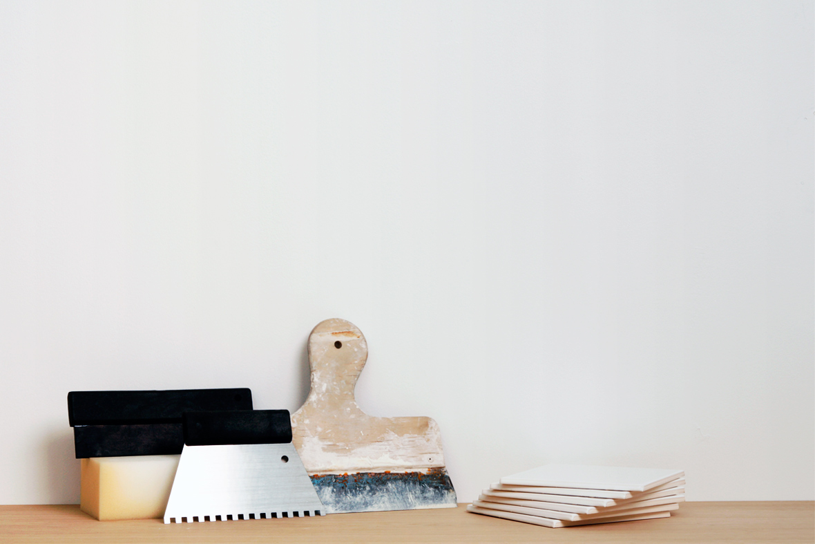 V&aelig;rkt&oslash;j til ops&aelig;tning af fliser &ndash; spartler, svamp og hvide kakler klar til montering.