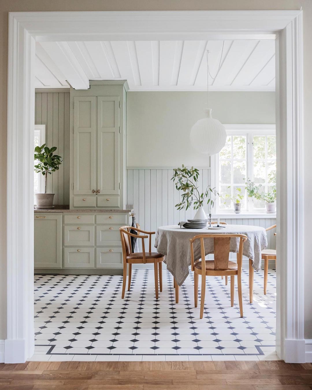 K&oslash;kken med Victorian gulvfliser York i sort og hvid fra Byggfabriken