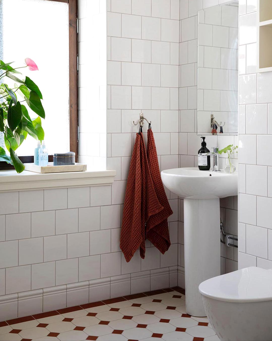 Badev&aelig;relse med hvide v&aelig;gfliser og Victorian gulvfliser i m&oslash;nster York, r&oslash;d og hvid