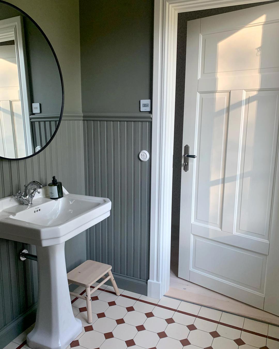 Badev&aelig;relse med Victorian gulvfliser i hvid og r&oslash;d fra Byggfabriken