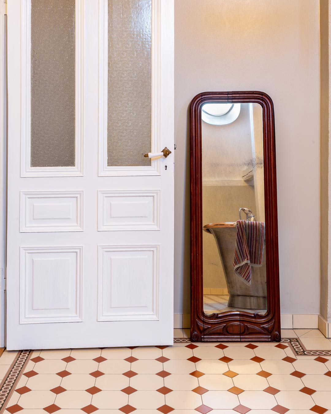 Badev&aelig;relse med r&oslash;de og hvide Victorian gulvfliser i m&oslash;nster York og dekorativ m&oslash;nsterb&aring;rd